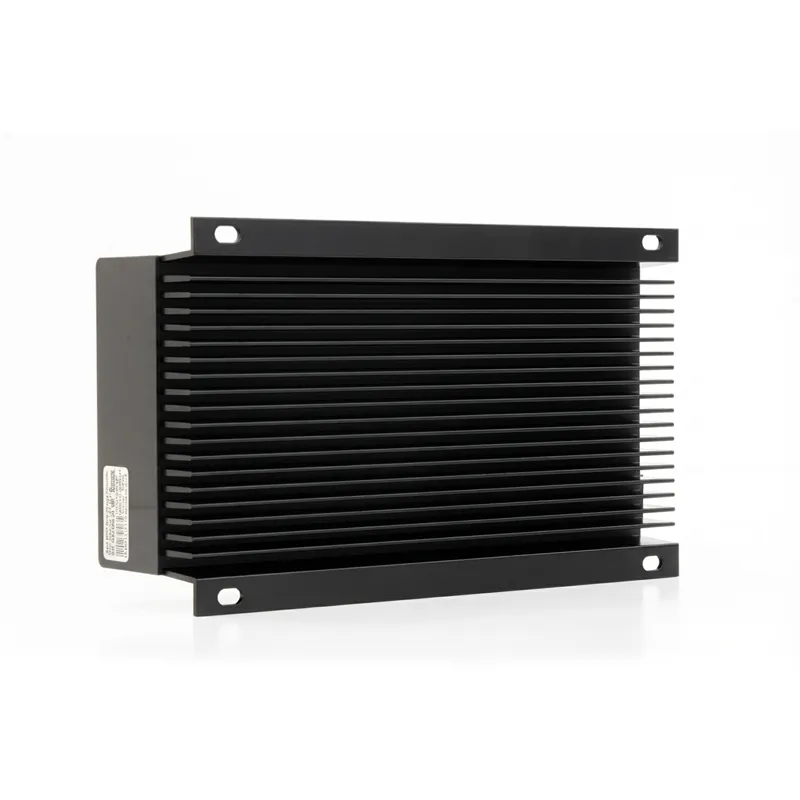 Vue d’angle de montage du contrôleur d’éclairage solaire smart MPPT pour l’installation de poteaux