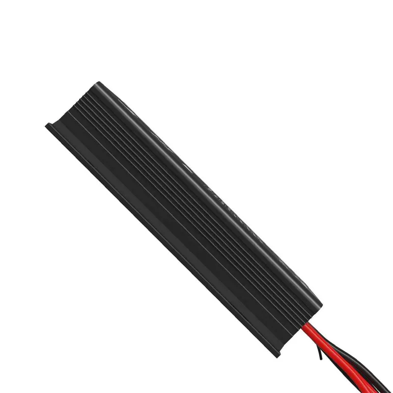 Vue du bas montrant les ports du contrôleur d’éclairage solaire intelligent MPPT